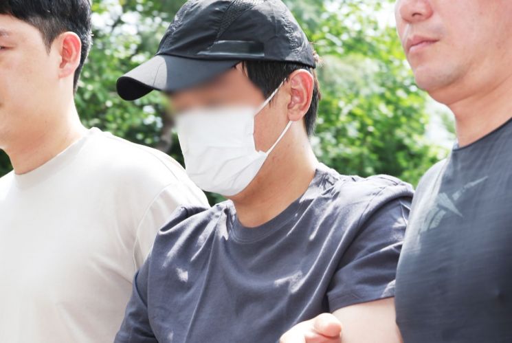 21일 경기 용인시에서 30대 여성을 살해한 뒤 달아났다 강원 홍천군 야산에서 긴급 체포된 살인 용의자 A씨가 22일 경기도 용인서부경찰서로 압송되고 있다. 연합뉴스