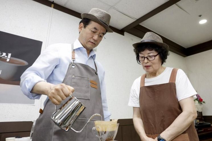 이동환 고양시장, ‘SILVER 바리스타 양성교육 협약식’서 핸드드립 시연