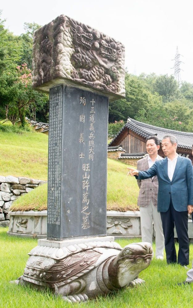 정종섭 국학원원장(오른쪽)과 김장호 구미시장이 지난달 왕산 허위 선생 묘비석 글을 보고 대화를 나누고 있다.