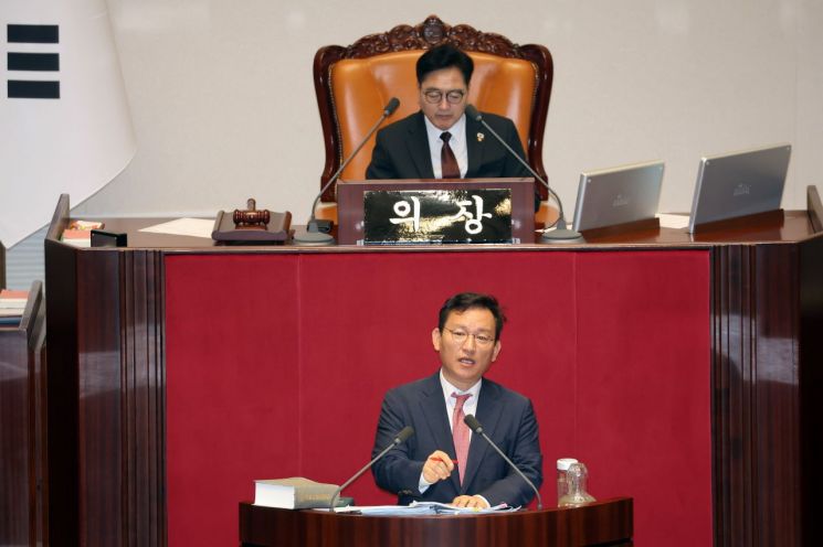 김형동 국민의힘 의원이 23일 서울 여의도 국회 본회의에서 노란봉투법(노동조합 및 노동관계조정법 일부개정법률안)에 대한 무제한 토론을 하고 있다. 연합뉴스