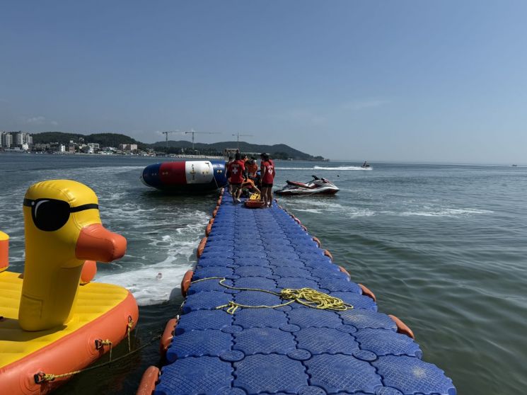 23일 오전 10시10분께 부산 기장군 일광읍 일광해수욕장 동측 산책로 인근 해상에서 사촌 자매 사이인 70대 해녀 2명이 심정지 상태로 발견돼 병원으로 옮겨졌으나 끝내 숨졌다. 사진은 이들 해녀 구조 당시 모습. 연합뉴스