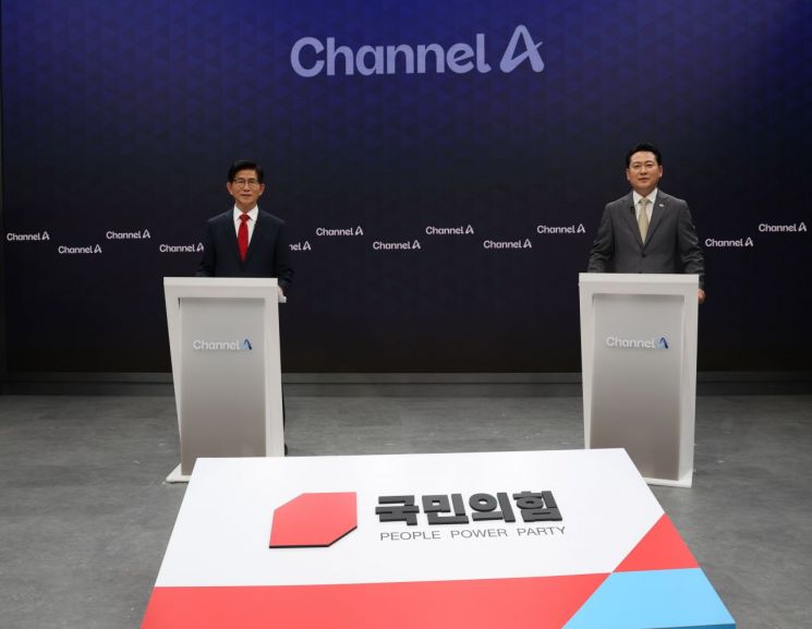 국민의힘 당 대표 선거 결선에 진출한 김문수·장동혁 후보가 23일 서울 채널A 광화문 스튜디오에서 열린 방송토론회에서 토론 준비를 하고 있다. 연합뉴스