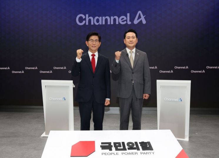 국민의힘 당 대표 선거 결선에 진출한 김문수·장동혁 후보가 23일 서울 채널A 광화문 스튜디오에서 열린 방송토론회에서 기념촬영을 하고 있다. 연합뉴스