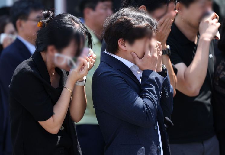 22일 경북 청도군 대남병원장례식장에서 지난 19일 경부선 열차사고로 숨진 이모(37)씨의 발인이 엄수된 가운데 유족과 지인들이 슬퍼하고 있다. 연합뉴스