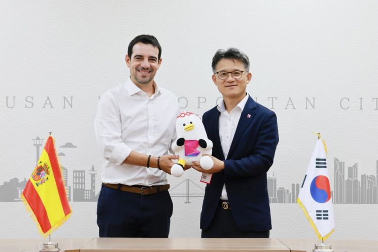 부산시와 스페인 카스텔데펠스시가 미식문화 교류 협력 방안을 협의하고 있다.