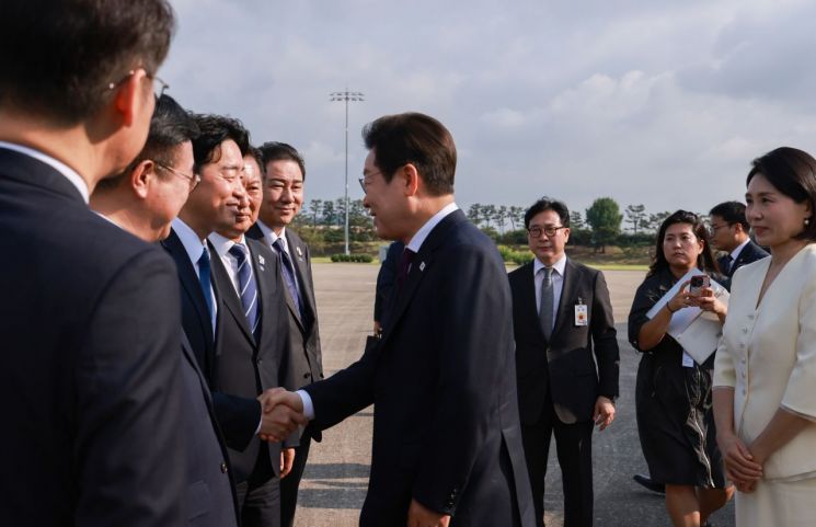 미국으로 떠나는 강훈식 비서실장 "한 사람이라도 더 설득하려면 가야"