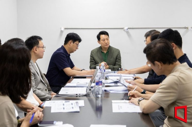 오세훈 서울시장이 24일 오전 잠실센트럴파크에 마련된 ‘청년안심주택 입주자 보호 주말 현장상담소’를 방문해 최근 발생한 청년안심주택 강제경매 등의 사태를 점검하고, 상담소 운영상황을 확인하고 있다. 서울시 제공