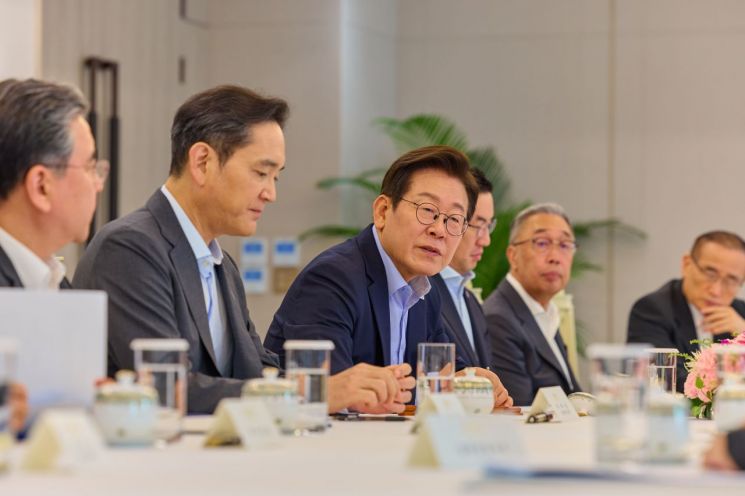 이재명 대통령이 19일 서울 용산 대통령실 청사에서 미일 순방 경제인 간담회를 하고 있다. 왼쪽부터 장재훈 현대차 부회장, 이재용 삼성전자 회장, 이 대통령, 구광모 LG그룹 회장, 박지원 두산그룹 부회장 겸 두산에너빌리티 회장. 연합뉴스