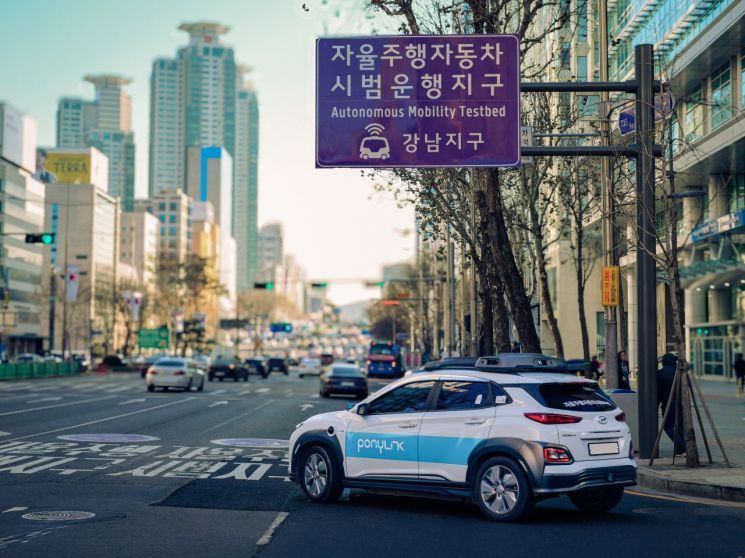 서울 강남구 자율주행자동차 시범운행지구에서 주행 중인 포니링크 자율주행 차량. 포니링크