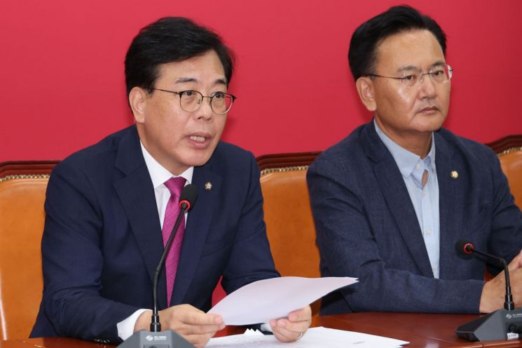 국민의힘 송언석 비상대책위원장 겸 원내대표가 24일 서울 여의도 국회에서 기자간담회를 열어 '노동조합 및 노동관계조정법 일부개정법률안(노란봉투법)' 본회의 처리 등과 관련해 발언하고 있다. 연합뉴스