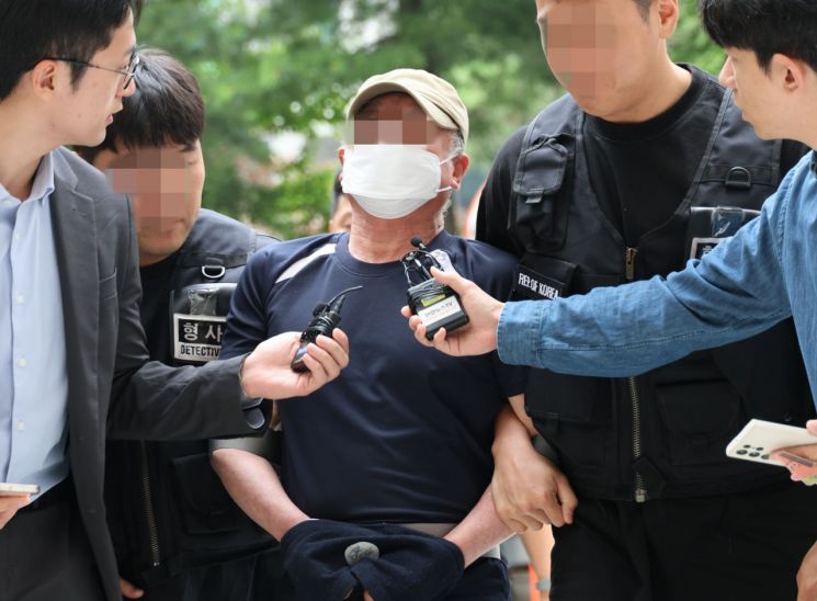 법원의 접근금지 명령이 종료된 지 일주일 만에 아내를 찾아가 흉기로 살해한 60대 남성이 지난 6월21일 오후 구속심사를 받기 위해 법원에 출석하고 있다. 연합뉴스