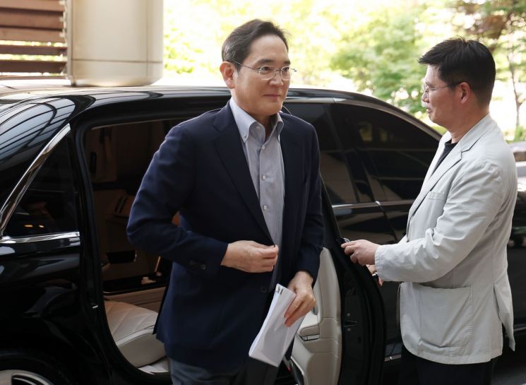 이재용 삼성전자 회장이 미국 워싱턴DC에서 열리는 한미 정상회담의 경제사절단에 동행하기 위해 24일 서울 강서구 서울김포비즈니스항공센터(SGBAC)를 통해 출국하고 있다. 2025.8.24. 연합뉴스
