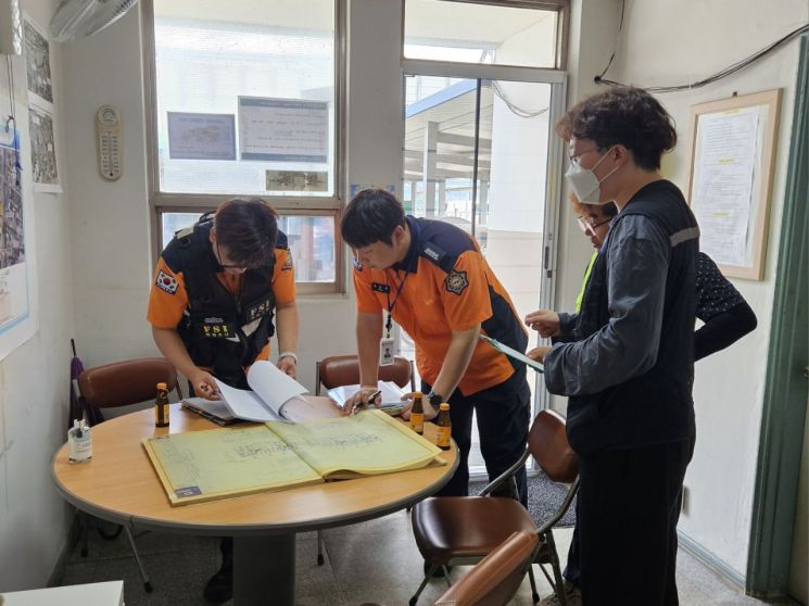 금화순찰대가 주상복합건축물 안전점검에 앞서 회의중이다. /사진= 소방본부 제공