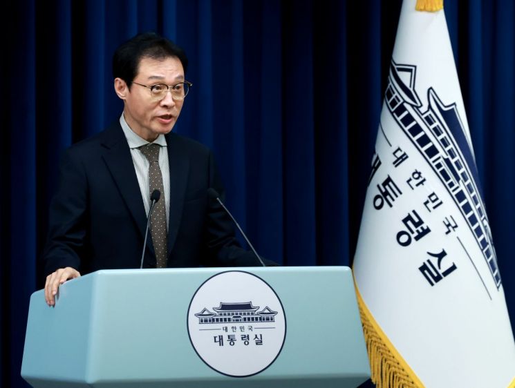이규연 대통령실 홍보소통수석이 21일 서울 용산 대통령실 청사에서 이날 열린 대통령 수석·보좌관 회의 관련 브리핑을 하고 있다. 연합뉴스