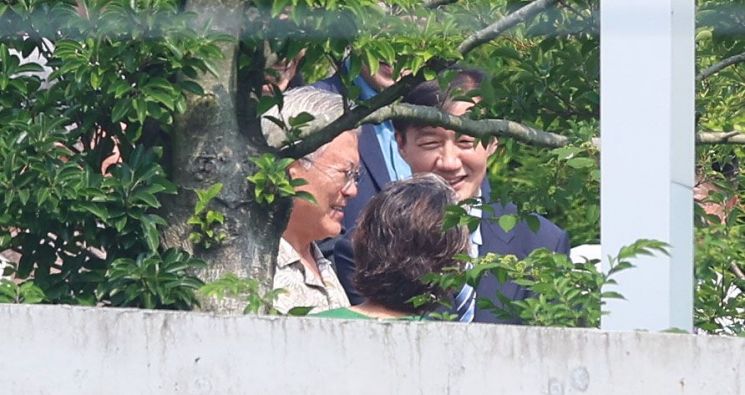문재인 전 대통령, 김정숙 여사와 조국혁신당 조국 혁신정책연구위원장이 24일 오후 경남 양산시 하북면 평산마을 문 전 대통령 사저에서 기념 촬영 후 인사하고 있다. 문 전 대통령 오른쪽이 조 위원장. 연합뉴스