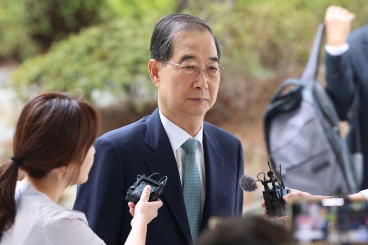 한덕수 전 국무총리가 22일 '12·3 비상계엄' 관련 내란·외환 사건을 수사하는 조은석 특별검사팀 사무실이 마련된 서울 서초구 서울고등검찰청으로 출석하고 있다. 연합뉴스