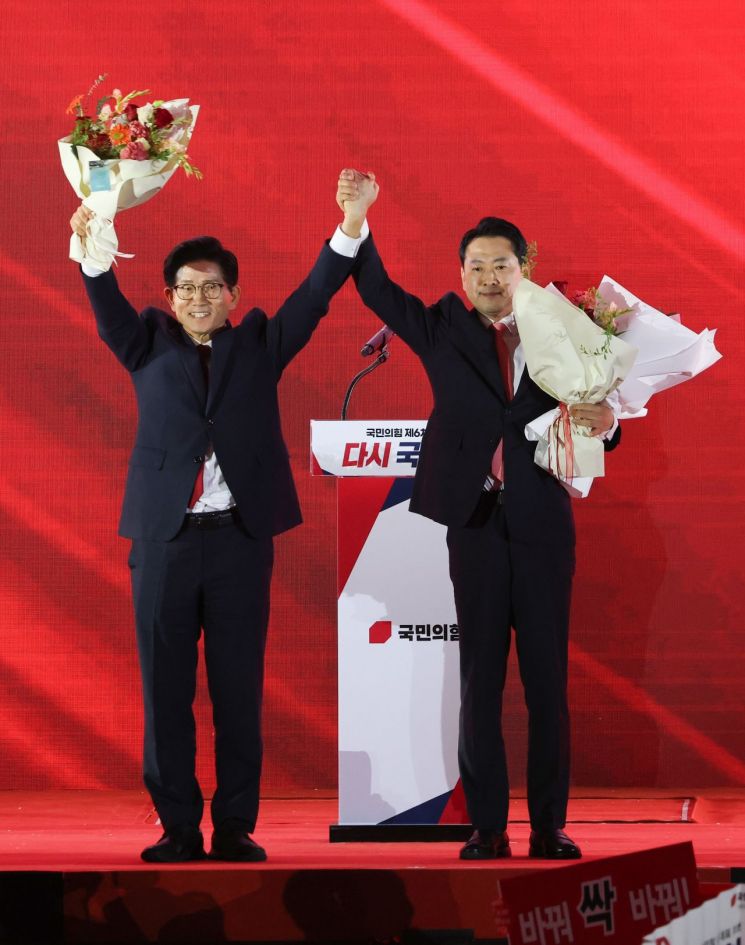 22일 충북 청주오스코에서 열린 국민의힘 제6차 전당대회에서 당대표 결선투표에 오른 김문수·장동혁 후보가 당원들에게 인사하고 있다. 연합뉴스