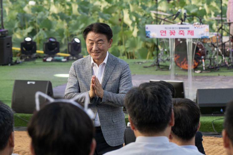 [포토] 김동근 의정부시장, 제23회 봉선사 연꽃축제 음악회 참석