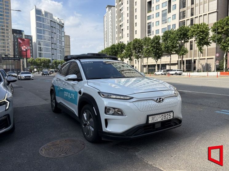 지난 18일 서울 강남구 일대에서 포니링크 자율주행 차량이 시범 주행 중이다. 전영주 기자