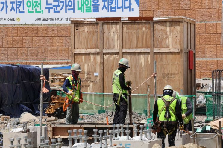 이모씨가 일하던 건설 현장. 독자 제공 (왼쪽)