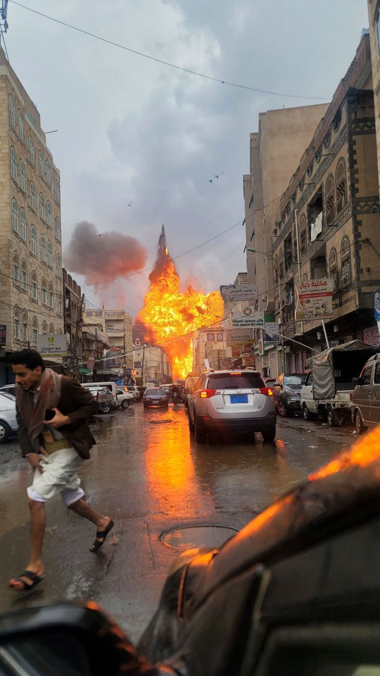 이스라엘, 예멘 사나 에너지 시설 공습…"37명 사상"
