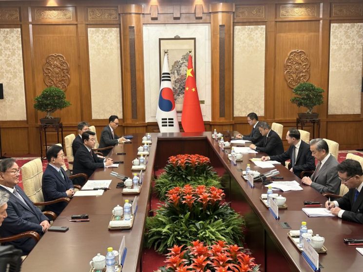 박병석 전 국회의장을 단장으로 하는 대통령 중국 특사단과 왕이 외교부장 등이 24일 중국 베이징에서 회담을 갖고 있다. 외교부