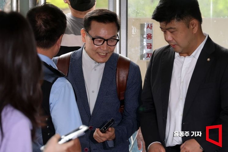 [포토] 송호종 전 경호처 부장, 웃으면서 특검 출석