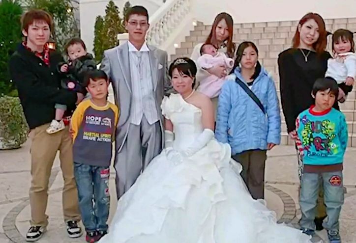 27살 일본인 남성이 12살 연상 아내를 만나 11명 대가족을 꾸려 화제다. 사진은 남편 마사시(왼쪽에서 네번째)와 아내 리카(가운데), 아이들의 모습. SCMP