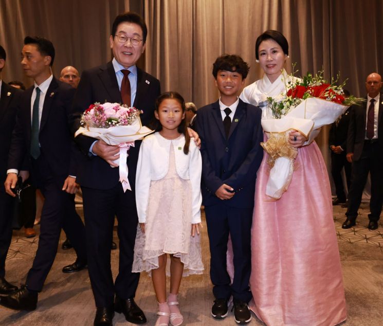 방미 첫 일정 '재미 동포' 만난 李대통령 "복수 국적·연령 하향 문제 해결"