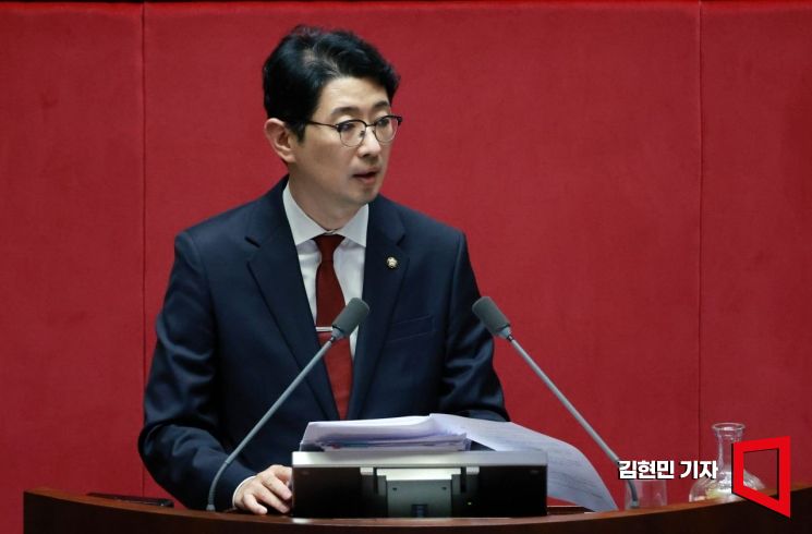 주진우 국민의힘 의원이 지난 25일 국회 본회의에서 '더 센' 상법 개정안에 반대하는 필리버스터(무제한 토론을 통한 합법적인 의사진행 방해)를 하고 있다. 김현민 기자