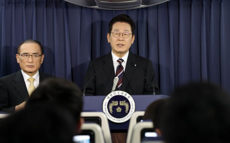 이재명 대통령이 24일(현지시간) 일본 도쿄 하네다공항 이륙 뒤 한미 정상회담을 위해 미국 워싱턴DC로 향하는 공군 1호기 기내에서 기자간담회를 하고 있다. 연합뉴스