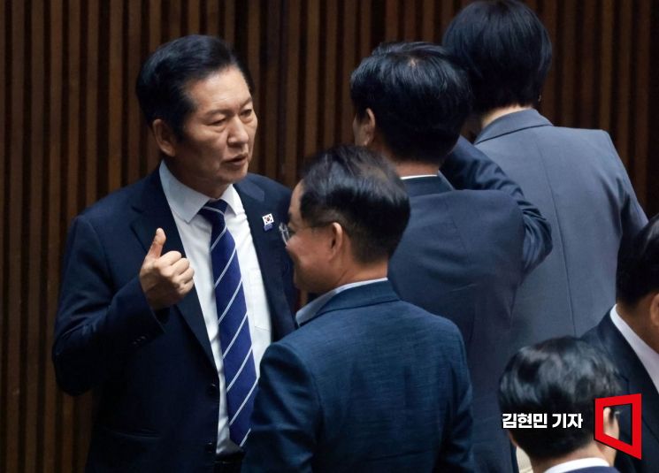 [포토] 의원들과 대화하는 정청래 대표