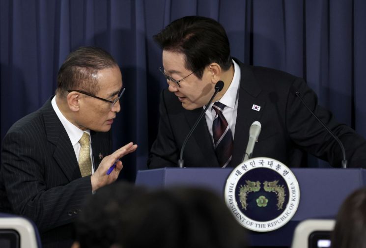 이재명 대통령과 위성락 국가안보실장이 지난 24일(현지시간) 일본 도쿄 하네다공항 이륙 뒤 한미 정상회담을 위해 미국 워싱턴DC로 향하는 공군 1호기 기내에서 기자간담회를 하며 논의하고 있다. 연합뉴스