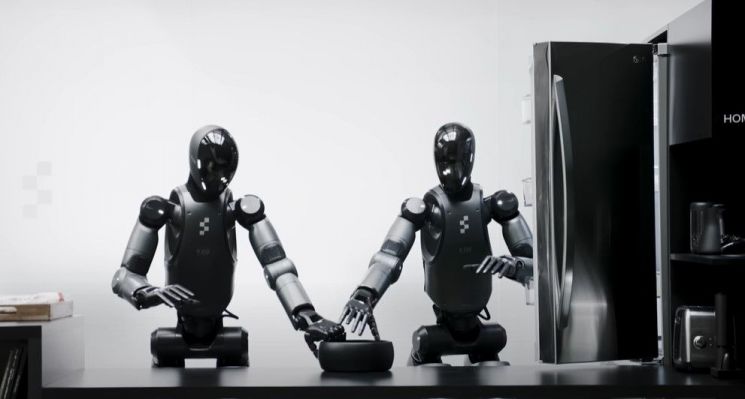 피규어AI의 휴머노이드 로봇용 기계학습(머신러닝) AI 모델 '헬릭스'가 적용된 휴머노이드 로봇. 두 대의 로봇이 서로 협력하며 작업을 수행하고 있다. 피규어AI 유튜브 캡처