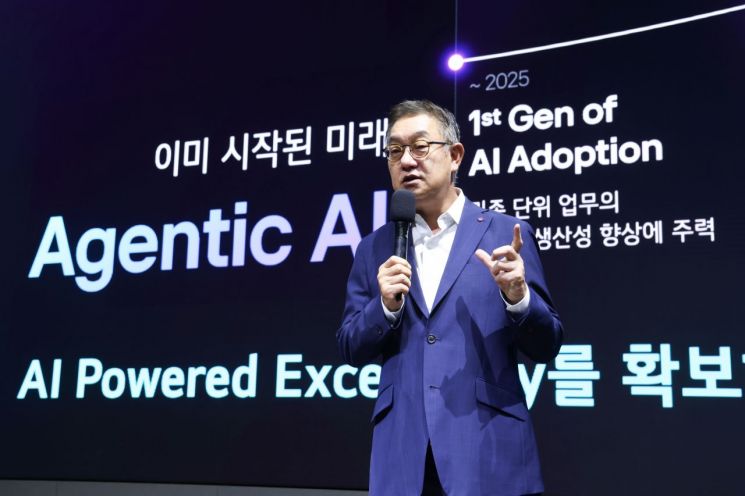 현신균 LG CNS 사장이 25일 서울 강서구 마곡 LG사이언스파크에서 열린 에이전틱 AI 플랫폼 ‘에이전틱웍스’ 공개 기자간담회에서 환영사를 하고 있다. LG CNS 제공