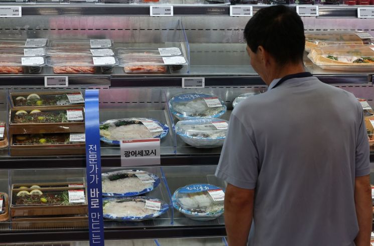 지난달 27일 서울 한 대형마트에 광어 세꼬시 등이 진열돼 있다. 연합뉴스