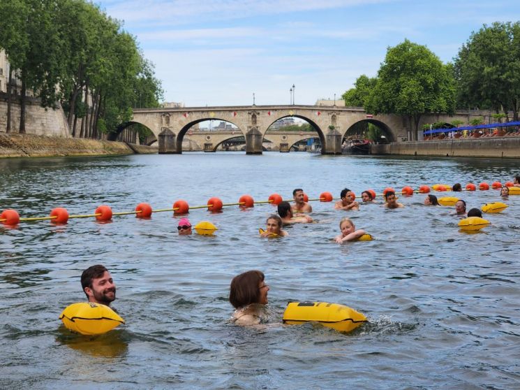 파리 근교 센강서 시신 4구 발견…동성애 혐오범죄? 20대 용의자 체포