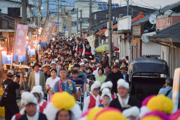 2025영덕국가유산야행 야외 특설무대에서 생활문화동호회가 공연을 펼치고 있다. 영덕군 제공