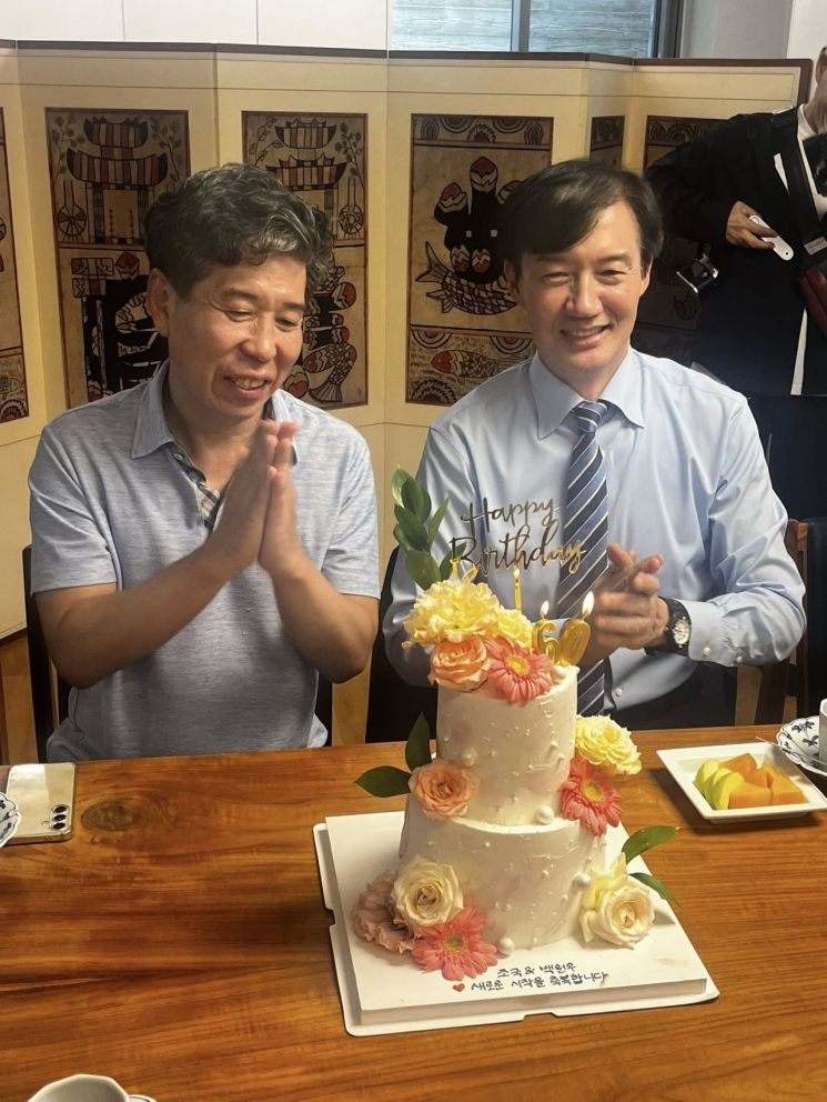 왼쪽부터 백원우 전 민정비서관과 조국 조국혁신당 전 대표가 24일 경남 양산 평산마을에 위치한 문재인 전 대통령 사저를 찾아 환갑잔치를 하고 있다. 황현선 페이스북