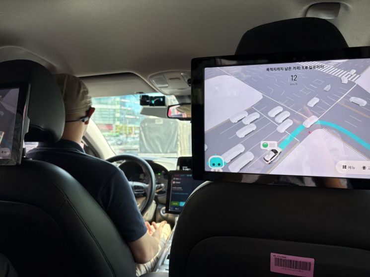 When the PonyLink autonomous vehicle makes a right turn following the vehicle ahead, the passenger tablet displays the traffic lights, surrounding vehicles, and current speed. PonyLink