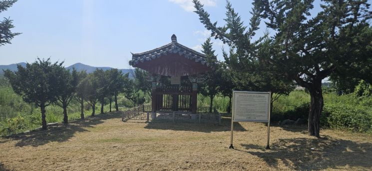 의성군 점곡 사촌리 동구에 행정 권식 선생의 유허비이다.