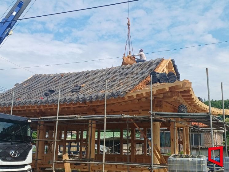 행정정사 복원 현장  후손들이 십시일반 모금으로 진행 중인 행단 복원 사업 의성 유림 정신 회복의 상징이 되고 있다.