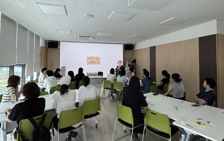 철마도시농업공원에서 아로마테라피 수업을 진행하고 있다. 기장군 제공