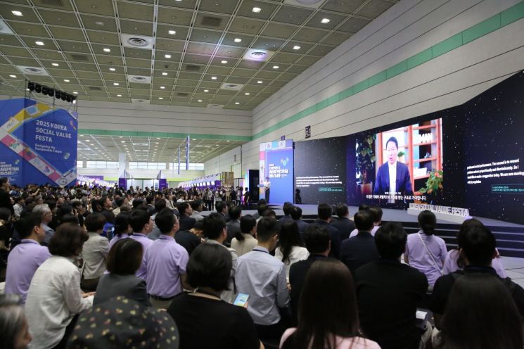 25일 최태원 SK그룹 회장은 이날 오후 1시 서울 강남구 코엑스에서 열린 '2025 대한민국 사회적가치페스타'에서 영상을 통해 개회사를 전했다. 사회적가치연구원