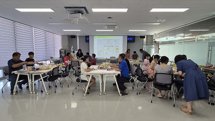 다문화가정 부모-자녀 소통 프로그램을 통해 정서적인 유대관계를 만들어가는데 큰 도움이 되고 있다. 신안군 제공