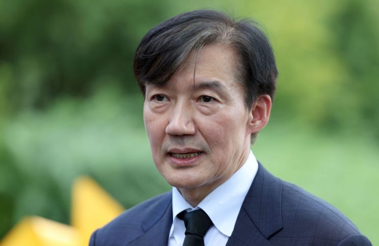 조국혁신당 조국 혁신정책연구원장이 25일 오전 경남 김해시 진영읍 봉하마을에서 노무현 전 대통령 묘역 참배 후 취재진 질문에 답하고 있다. 연합뉴스