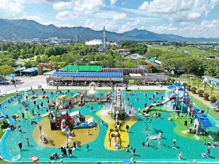 곡성 섬진강기차마을 물놀이장, 피서지로 '각광'