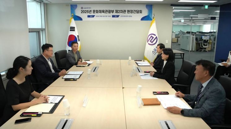 김대현 문화체육관광부 제2차관이 25일 서울 마포구 스포츠윤리센터를 방문해 체육인의 인권 보호와 스포츠 비리 근절 강화를 위한 현장 업무를 점검하고 있다.   [사진 제공= 문화체육관광부]