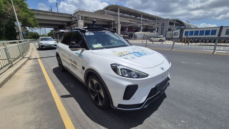 China Embraces Unmanned Robotaxis... Citizens Tolerant Despite Traffic Disruptions [Autonomous Driving Cedes Ground to China]