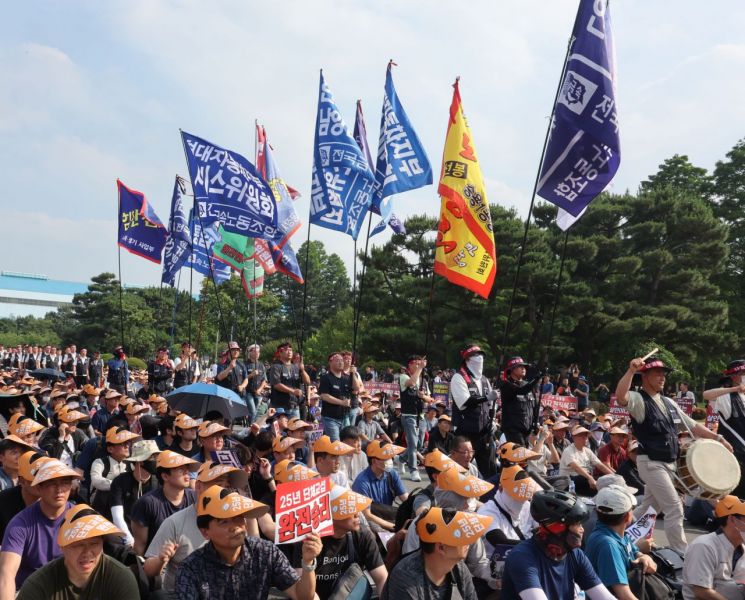 지난 6월 26일 오후 현대자동차 울산공장에서 노조가 올해 임단협 투쟁 출정식을 열고 있다. 연합뉴스